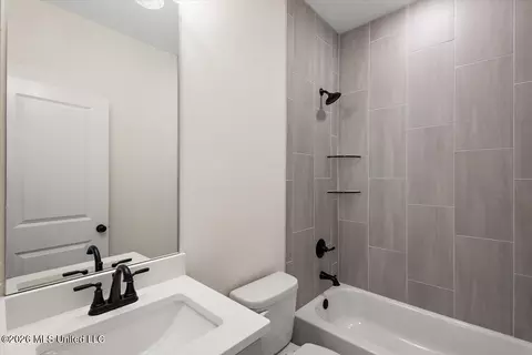 Bath - 957 Coahoma Ct, Nesbit, MS 38651 photo 3 of 4