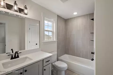 Bath - 957 Coahoma Ct, Nesbit, MS 38651 photo 4 of 4
