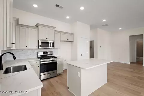 Kitchen - 957 Coahoma Ct, Nesbit, MS 38651 photo 2 of 3