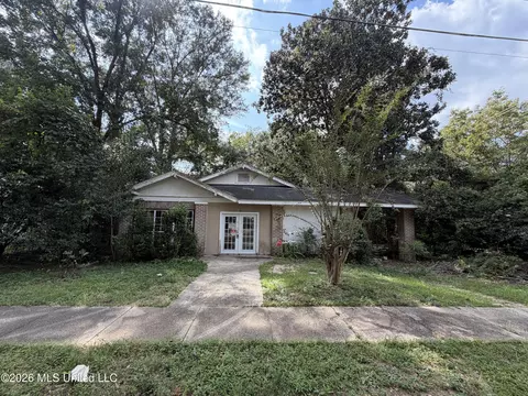 102 S Strahan St, Poplarville, MS 39470