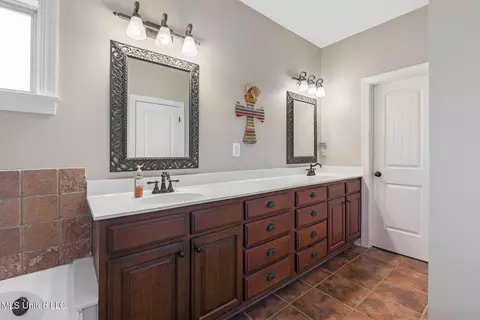 Bath - 7247 Eastern Dr, Olive Branch, MS 38654 photo 2 of 9