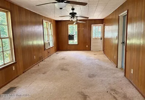 Living - 1041 Moaks Creek Rd, Summit, MS 39666 photo 2 of 3