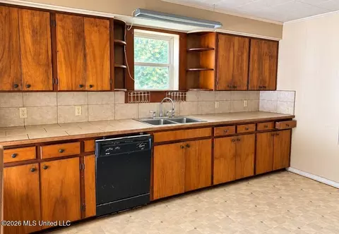 Kitchen - 1041 Moaks Creek Rd, Summit, MS 39666 photo 2 of 2