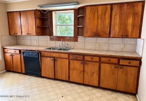 Kitchen - 1041 Moaks Creek Rd, Summit, MS 39666 photo 1 of 2