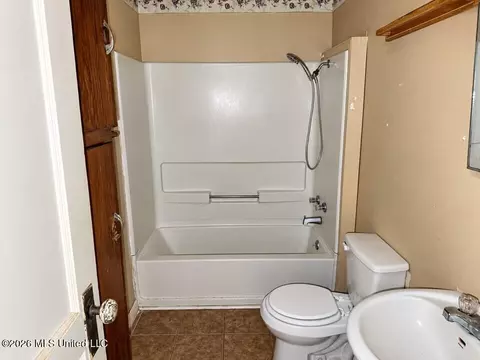 Bath - 1041 Moaks Creek Rd, Summit, MS 39666 photo 2 of 2