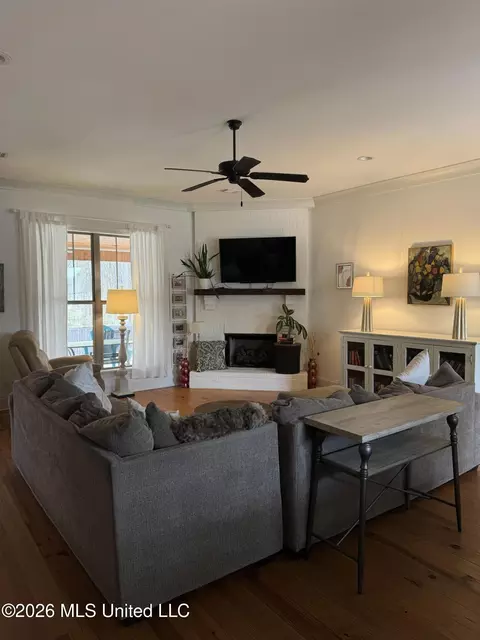 Living - 162 Shore View Dr, Madison, MS 39110 photo 1 of 1
