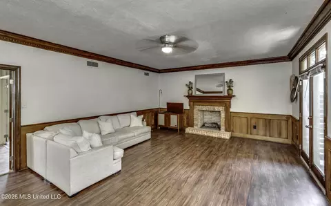 Living - 30 Moss Forest Cir, Jackson, MS 39211 photo 2 of 4