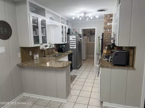 Kitchen - 202 Jefferson Davis Blvd, Natchez, MS 39120 photo 4 of 4