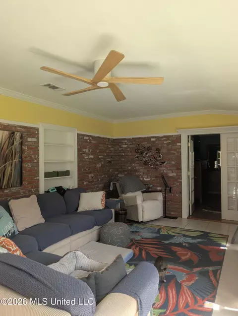 Living - 202 Jefferson Davis Blvd, Natchez, MS 39120 photo 2 of 2