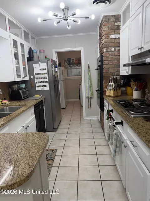 Kitchen - 202 Jefferson Davis Blvd, Natchez, MS 39120 photo 3 of 4