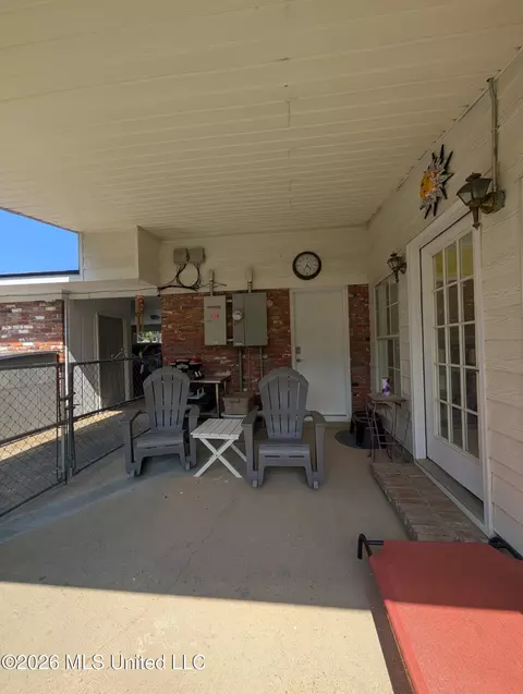 Exterior - 202 Jefferson Davis Blvd, Natchez, MS 39120 photo 5 of 9