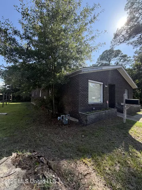 1502 School Ave, Pascagoula, MS 39567