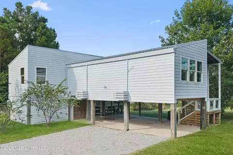 322 Tide St, Waveland, MS 39576