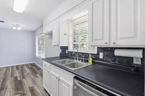 Kitchen - 55 Pebble Hill Dr, Brandon, MS 39042 photo 2 of 3