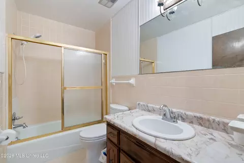 Bath - 309 Wallace Dr, Coldwater, MS 38618 photo 1 of 2