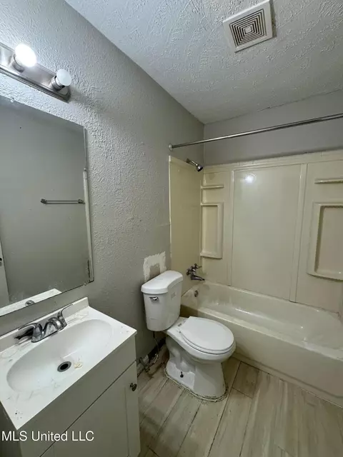 Bath - 239-241 Lawrence Rd, Jackson, MS 39206 photo 2 of 2