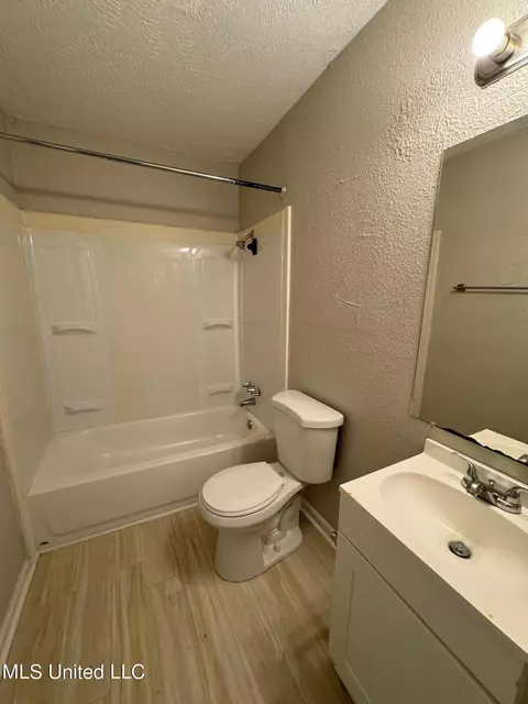 Bath - 239-241 Lawrence Rd, Jackson, MS 39206 photo 1 of 2