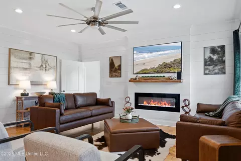 Living - 938 Davis Crossing Rd, Canton, MS 39046 photo 1 of 2