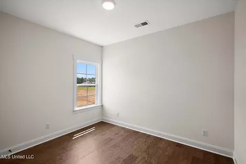 Bedroom - 324 Wells Dr, Hernando, MS 38632 photo 2 of 6