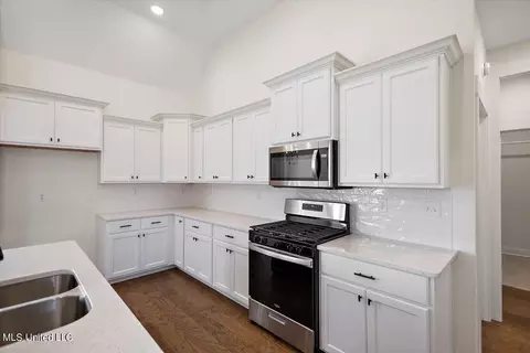 Kitchen - 324 Wells Dr, Hernando, MS 38632 photo 1 of 2