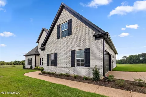 Exterior - 324 Wells Dr, Hernando, MS 38632 photo 3 of 6
