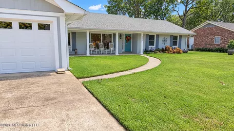 Exterior - 306 Oak Grove Dr, Grenada, MS 38901 photo 2 of 4