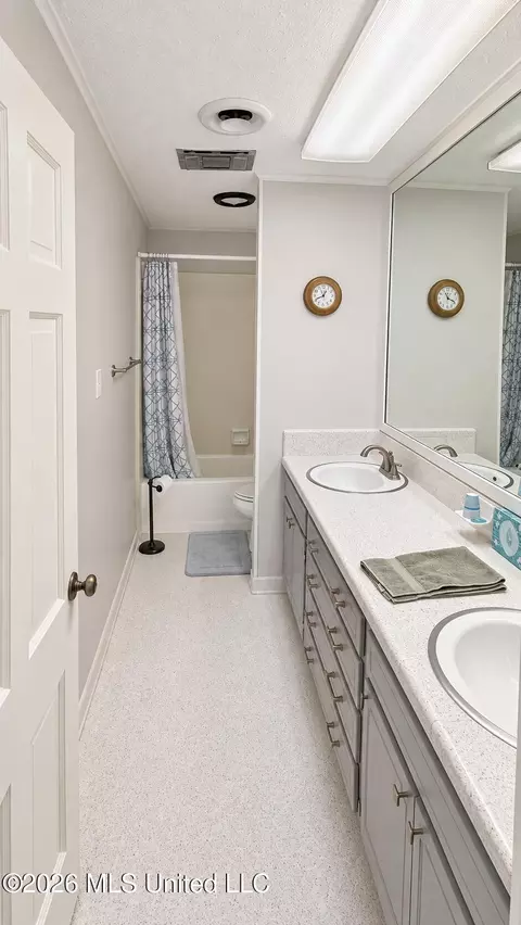 Bath - 306 Oak Grove Dr, Grenada, MS 38901 photo 1 of 2