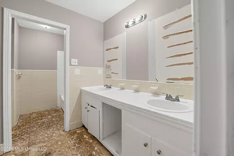 Bath - 1133 Dardanelle Dr, Jackson, MS 39204 photo 2 of 4