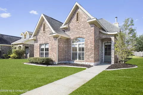 526 Palm Breeze Dr, Ocean Springs, MS 39564