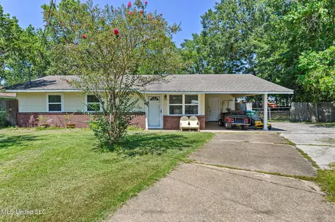 121 Roberts Cir, Ocean Springs, MS 39564