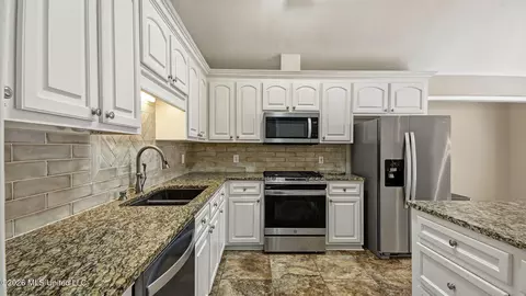 Kitchen - 204 Planters Cv, Madison, MS 39110 photo 2 of 2