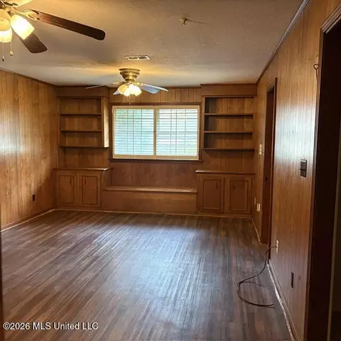 Living - 5460 Saratoga Dr, Jackson, MS 39211 photo 4 of 5