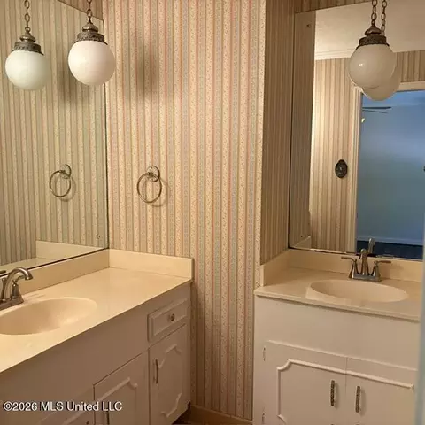 Bath - 5460 Saratoga Dr, Jackson, MS 39211 photo 1 of 2
