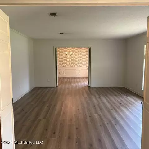 Living - 5460 Saratoga Dr, Jackson, MS 39211 photo 1 of 5