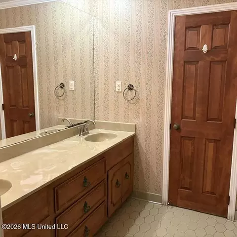 Bath - 5460 Saratoga Dr, Jackson, MS 39211 photo 2 of 2