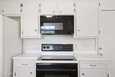 Kitchen - 454 Cheyenne Ln, Madison, MS 39110 photo 2 of 4