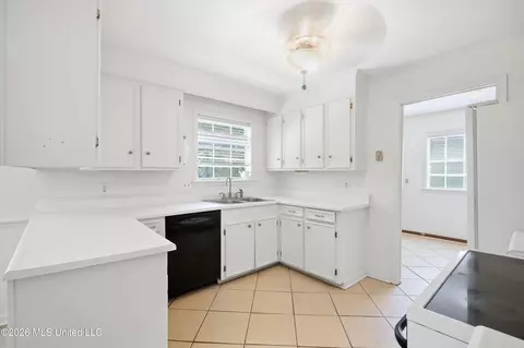 Kitchen - 454 Cheyenne Ln, Madison, MS 39110 photo 4 of 4