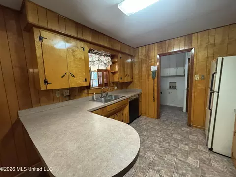 Kitchen - 102 Brookfield Dr, Natchez, MS 39120 photo 3 of 4