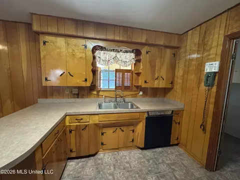 Kitchen - 102 Brookfield Dr, Natchez, MS 39120 photo 2 of 4