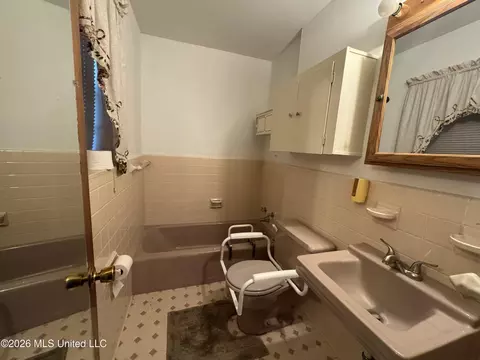 Bath - 102 Brookfield Dr, Natchez, MS 39120 photo 4 of 4