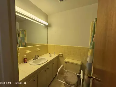 Bath - 102 Brookfield Dr, Natchez, MS 39120 photo 1 of 4