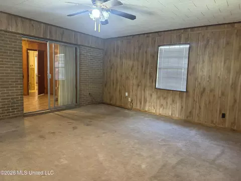 Living - 102 Brookfield Dr, Natchez, MS 39120 photo 6 of 6