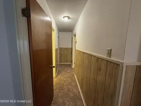 Entry Way - 102 Brookfield Dr, Natchez, MS 39120 photo 2 of 4