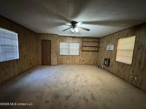 Living - 102 Brookfield Dr, Natchez, MS 39120 photo 3 of 6