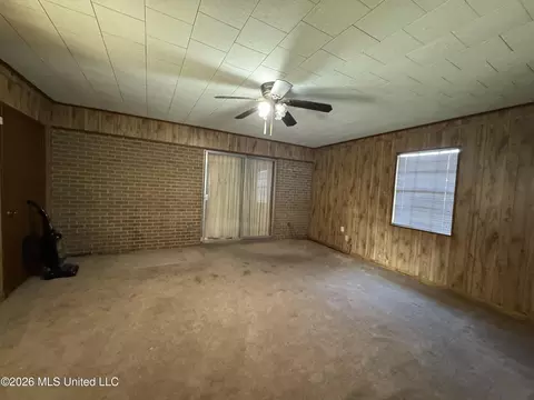 Living - 102 Brookfield Dr, Natchez, MS 39120 photo 5 of 6