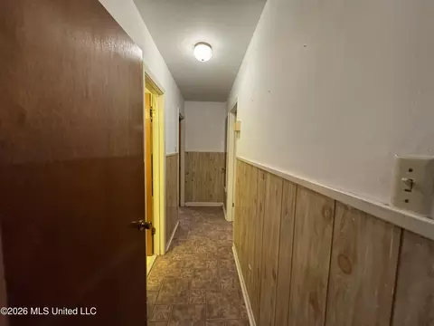 Entry Way - 102 Brookfield Dr, Natchez, MS 39120 photo 3 of 4