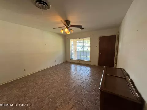 Living - 102 Brookfield Dr, Natchez, MS 39120 photo 2 of 6