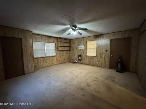 Living - 102 Brookfield Dr, Natchez, MS 39120 photo 4 of 6