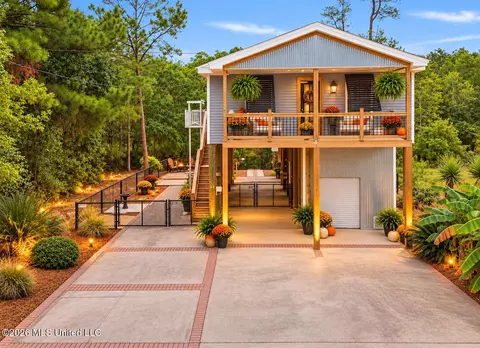43 Fiber St, Bay Saint Louis, MS 39520
