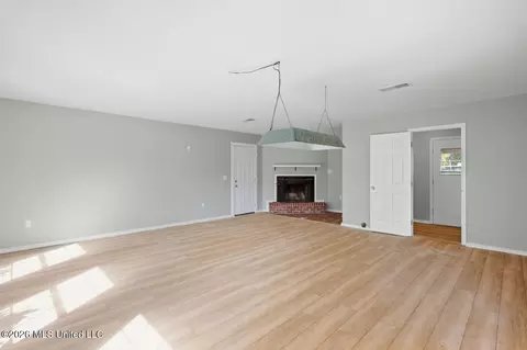 Living - 5225 Sunnyvale Dr, Jackson, MS 39211 photo 6 of 11